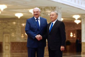 白俄罗斯总统与哈萨克斯坦的纳扎尔巴耶夫进行了交