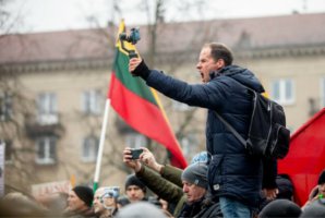 立陶宛数百人示威要求政府下台