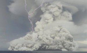 汤加火山爆发引发海啸造成大面积破坏