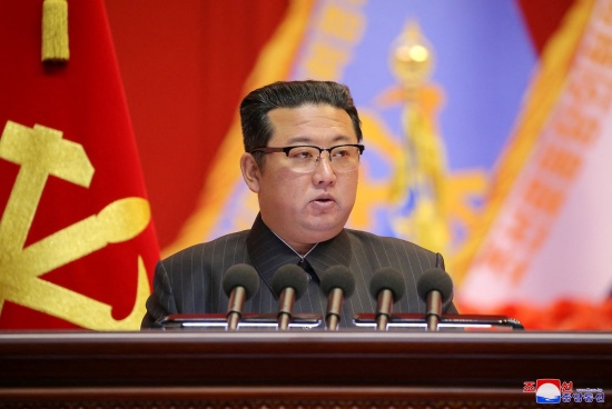 朝鲜金正恩视察高超音速导弹发射后呼吁增加“军事力量”