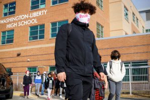 弗吉尼亚州州长再次起诉要求在学校提供口罩可选
