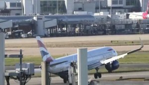 英国航空公司的飞机被风吹到跑道上