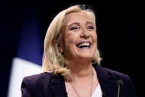 法国极右翼领导人勒庞总统竞选中称她重新振作起来
