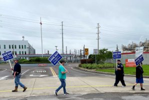 德克萨斯炼油厂工人对埃克森美孚合同提案进行投票