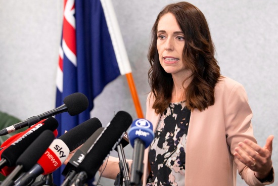 新西兰总理阿德恩在怀唐伊日敦促团结应对新冠病毒