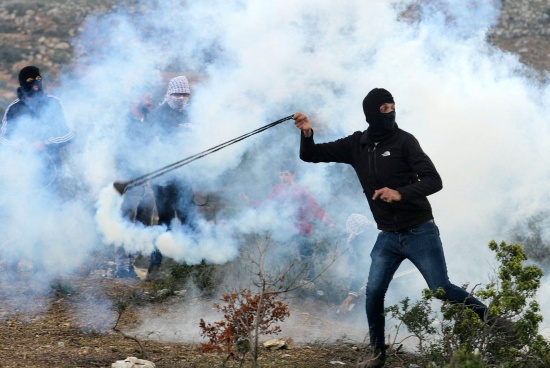 数百名巴勒斯坦人向士兵投掷石块和汽油弹