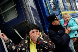 在利沃夫泪流满面的乌克兰人登上火车