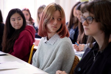 乌克兰15岁的双胞胎姐妹逃离基辅后已在巴黎上高中