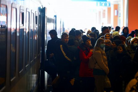 在克拉科夫火车站 乌克兰战争难民在混乱中得到照顾