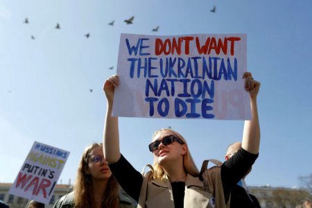 数千名俄罗斯人在布拉格抗议乌克兰战争