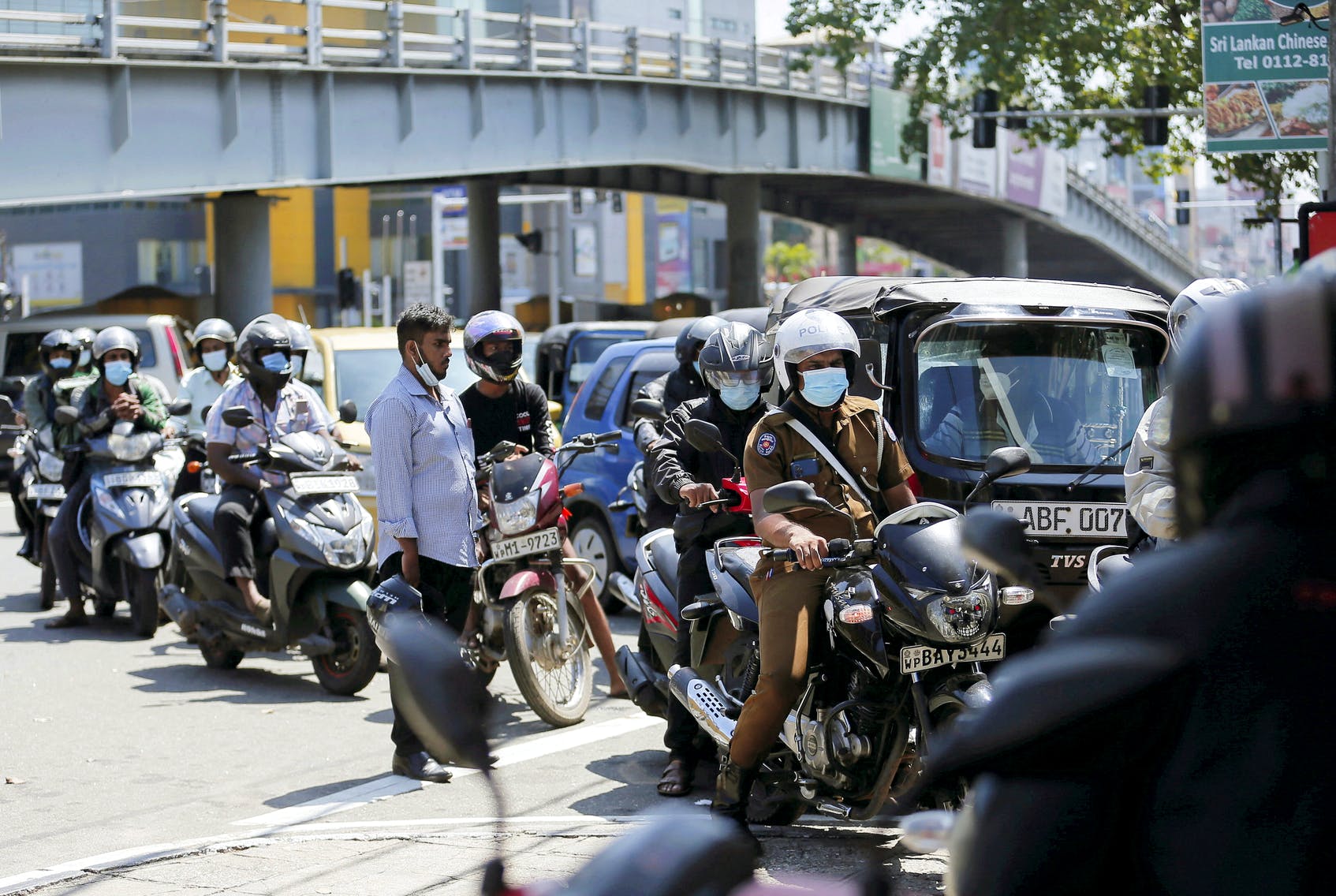 在斯里兰卡，随着经济危机的恶化，两名男子在排队取油时死亡