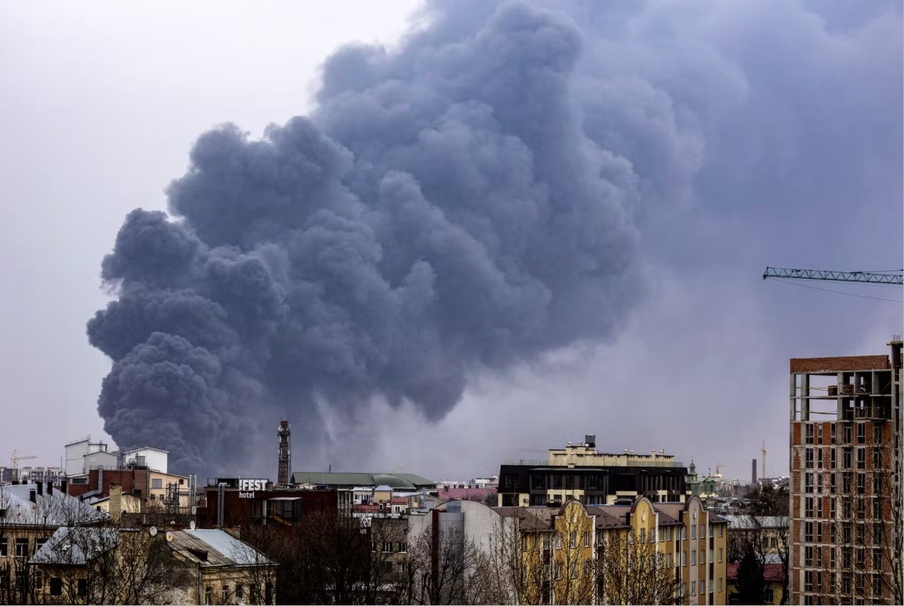 多枚火箭弹击中乌克兰西部的利沃夫市