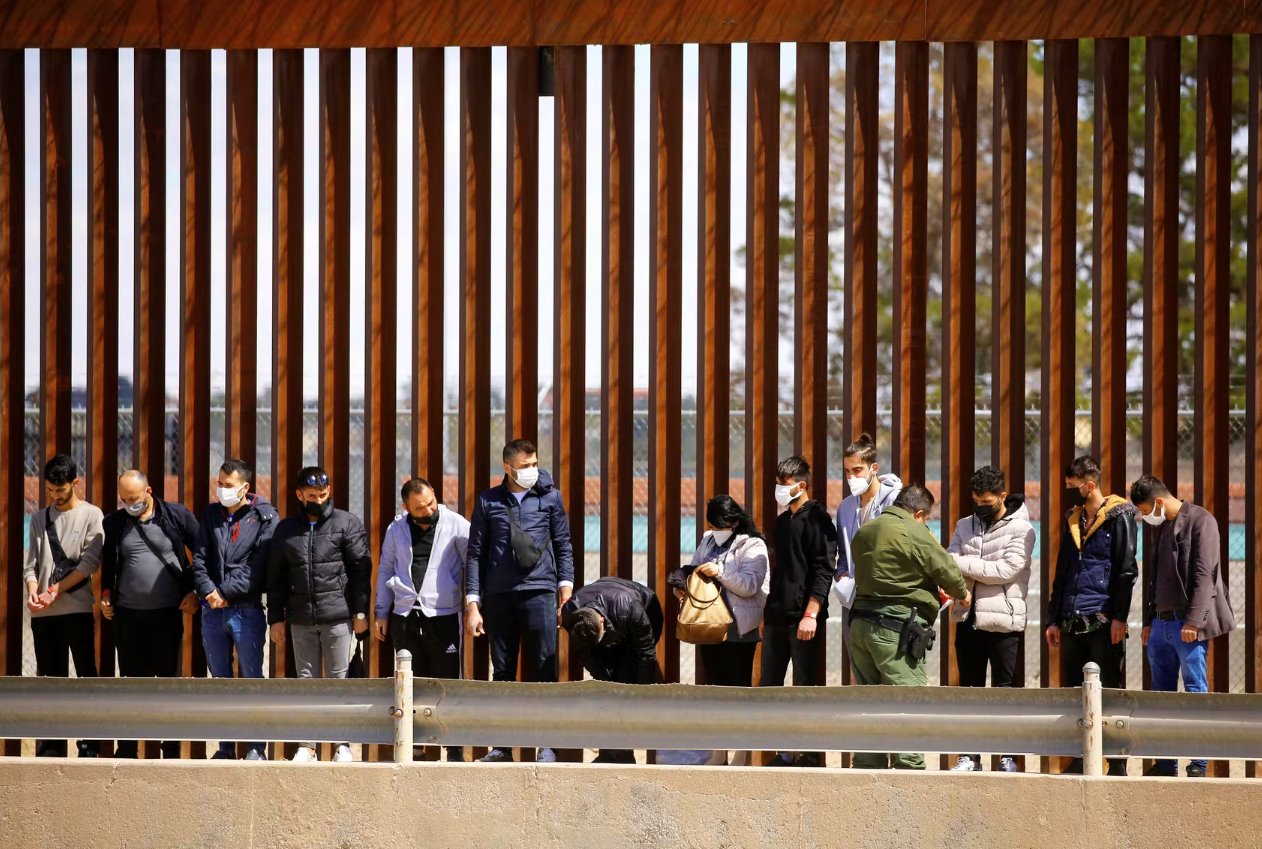 滞留墨西哥的移民希望美国将在边境解除COVID驱逐政策