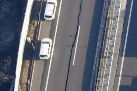 地震现场:日本强震后公路裂开50米长缝