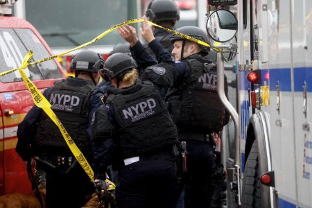 美国总统拜登听取纽约地铁枪击事件的简报