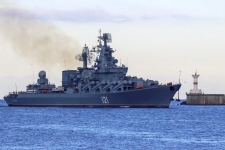 俄军方称俄军舰发生爆炸严重受损 乌军称导弹打中了