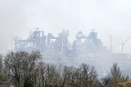 至少1000名平民躲在马里乌波尔市Azovstal钢铁厂地下避