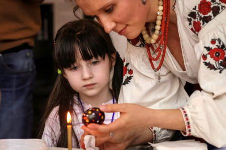 乌克兰孩子喜欢画复活节彩蛋