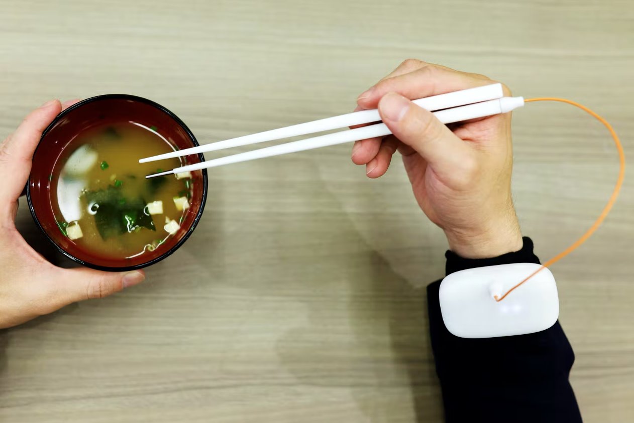 日本研制出增强咸味的电子筷子