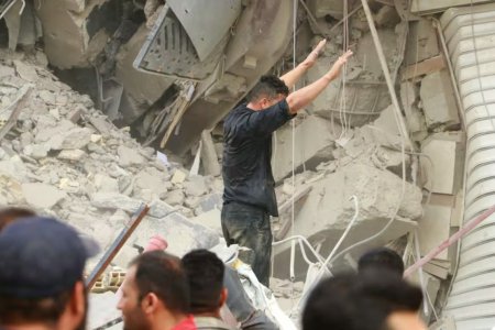 伊朗为建筑物倒塌受害者哀悼的日子被暴力破坏