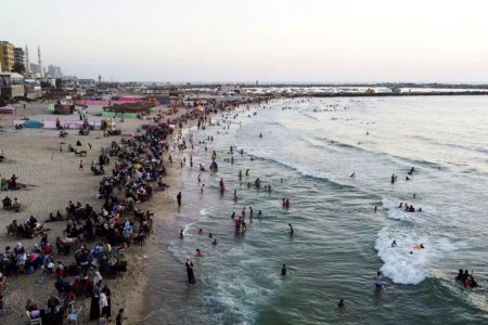 加沙人享受干净的海水多年来第一次