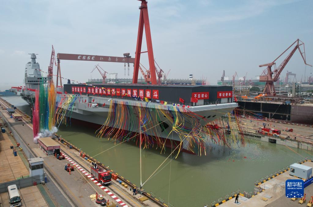 中国第三艘航母下水 命名福建舰