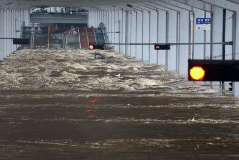 韩国暴雨引发洪灾严重 首尔暴雨减弱