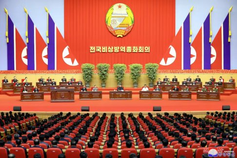 朝鲜在宣布疫情胜利后取消了戴口罩的规定