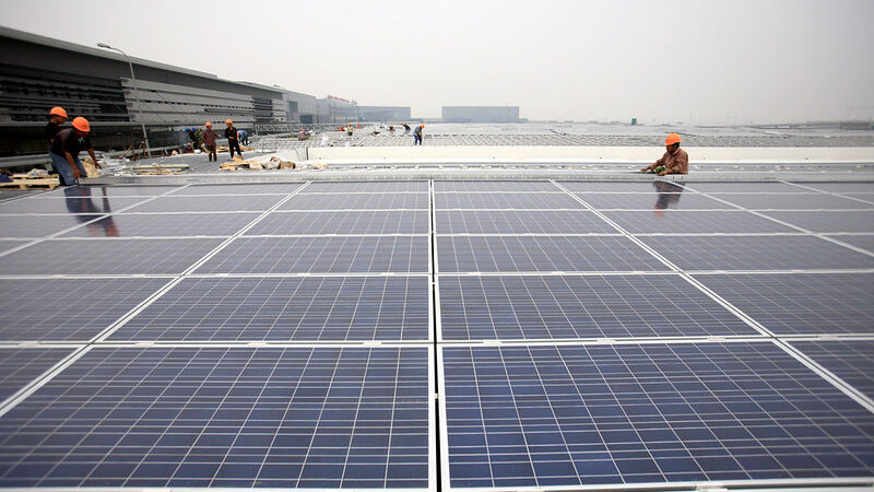 上海虹桥客运站的太阳能电池板安装