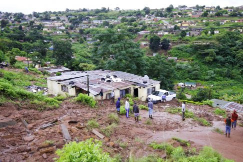 南非夸祖鲁-纳塔尔省暴雨造成45人死亡