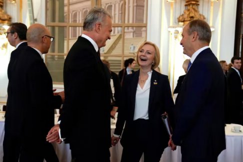 英国出席布拉格峰会“不是为了更接近欧洲”