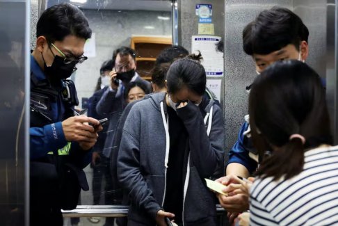 韩国万圣节灾难让绝望的家庭寻求失踪的消息