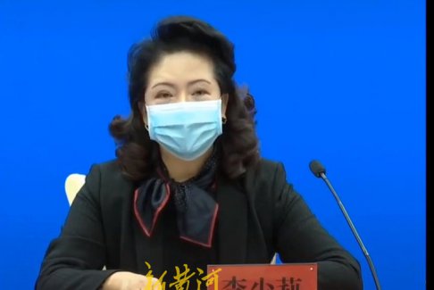 女副局长疫情发布会疑戴3万元耳钉