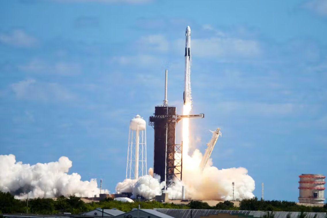 SpaceX Crew Dragon团队与国际空间站安全对接