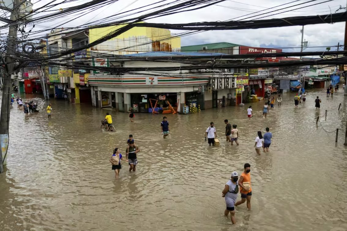 菲律宾总统马科斯视察灾区 台风尼格造成98人死亡