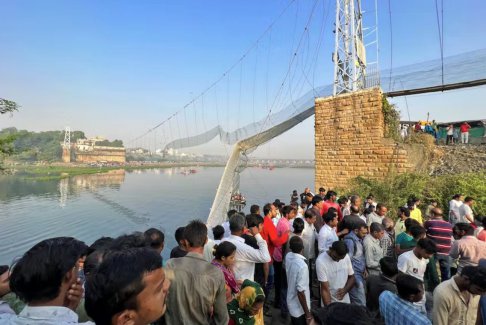 印度吊桥坍塌事故一个家庭的七名成员遇难