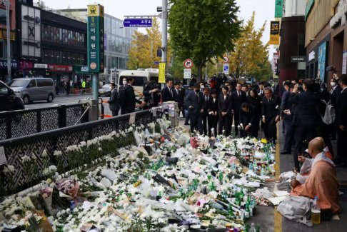 韩国警察局长称万圣节踩踏现场的人群控制不足