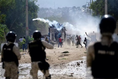 海地调查记者被催泪弹击中死亡事件