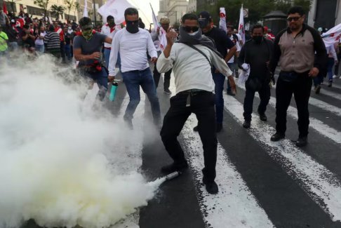 秘鲁千人游行要求左翼总统卡斯蒂略辞职