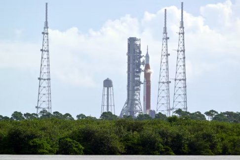 美国宇航局的新月火箭在佛罗里达发射台经飓风强度