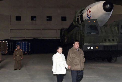 金正恩带女儿参观洲际弹道导弹试验