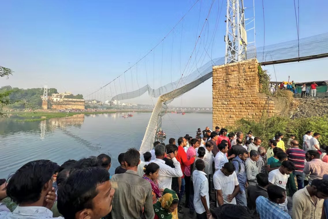 印度吊桥坍塌事故一个家庭的七名成员丧生
