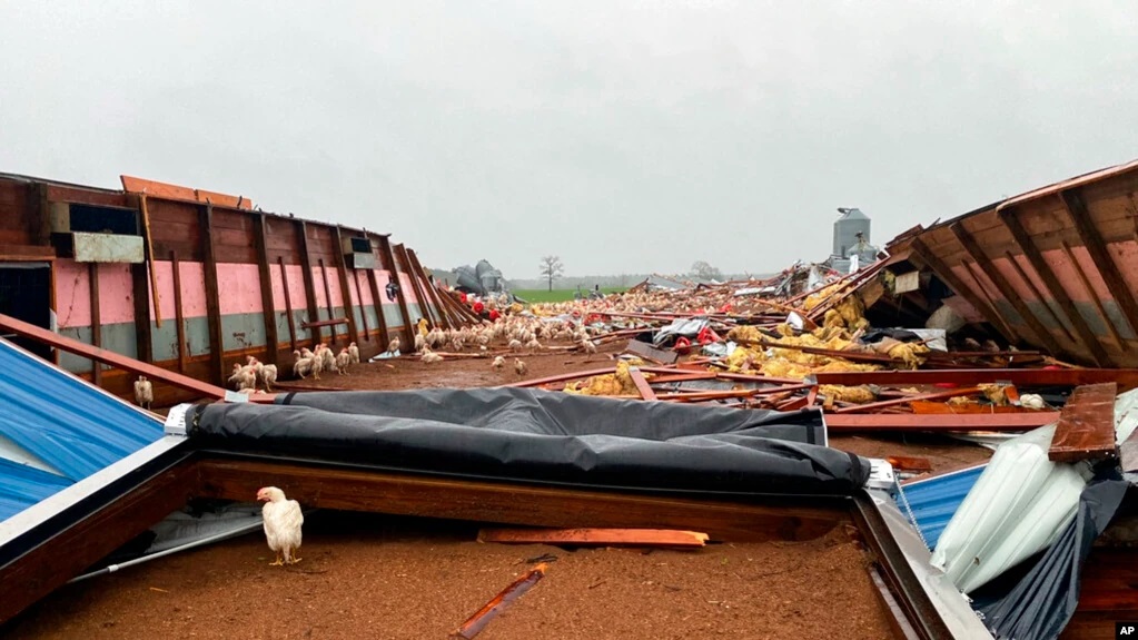 美国暴风雨带着龙卷风已造成2人死亡