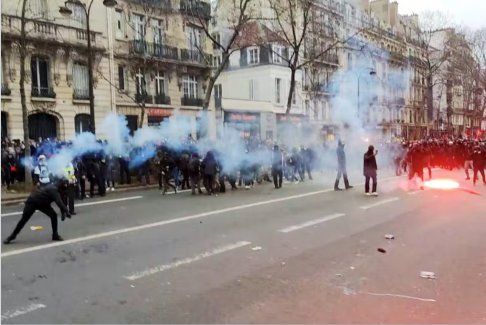 法国全国范围罢工反对养老金改革