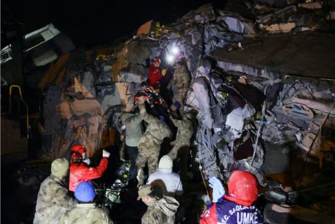 土耳其地震救援 夜晚充满了尖叫和哭泣