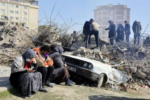 地震无人机镜头显示土耳其城镇的破坏深度