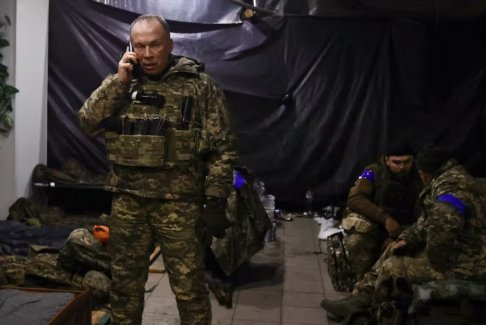 乌克兰地面部队指挥官访问被围困的巴赫穆特