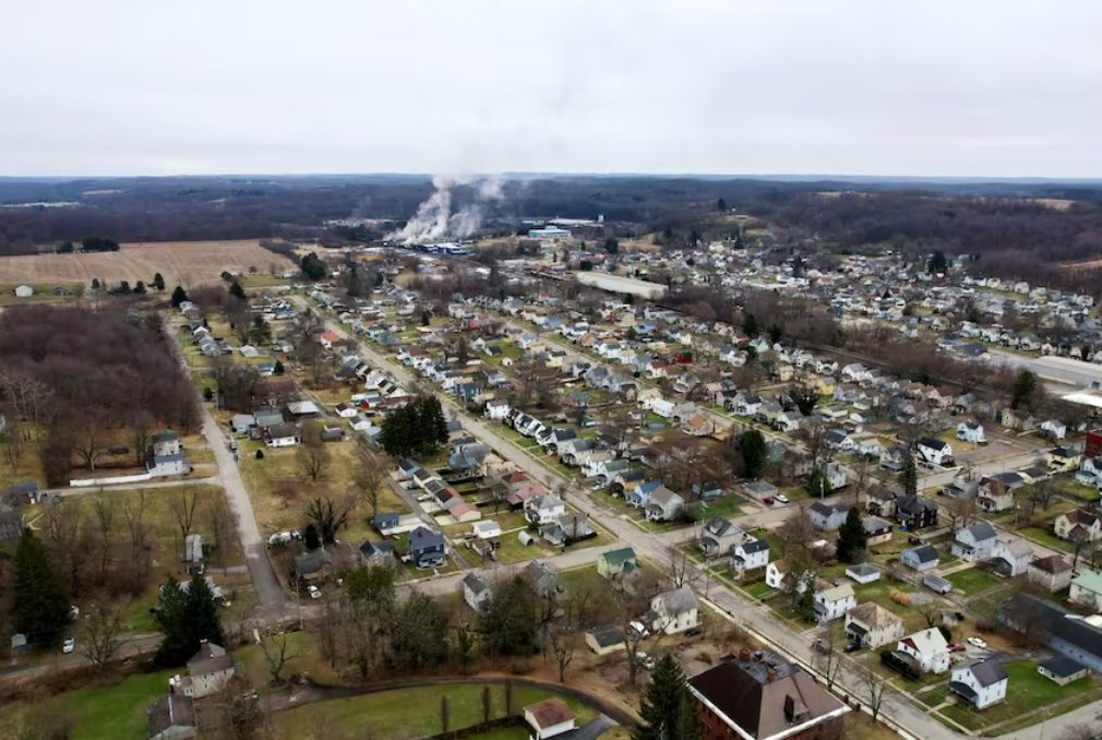俄亥俄州火车出轨包含有毒的危险化学品泄露