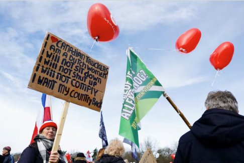 荷兰农民和气候活动家抗议政府政策