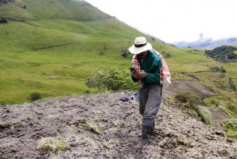 生活在哥伦比亚火山附近的一些人不愿撤离